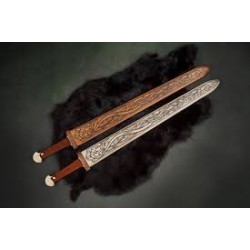 Espada vikinga de doble filo con mango adornado con nudos celtas